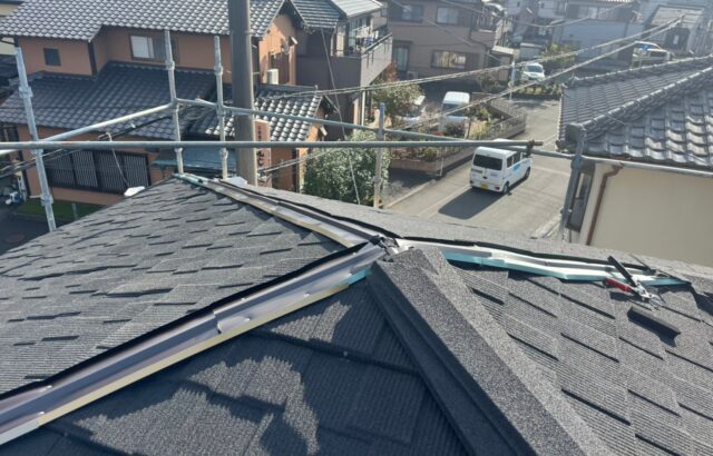静岡県富士宮市　屋根カバー工事　新規棟部材の取り付け