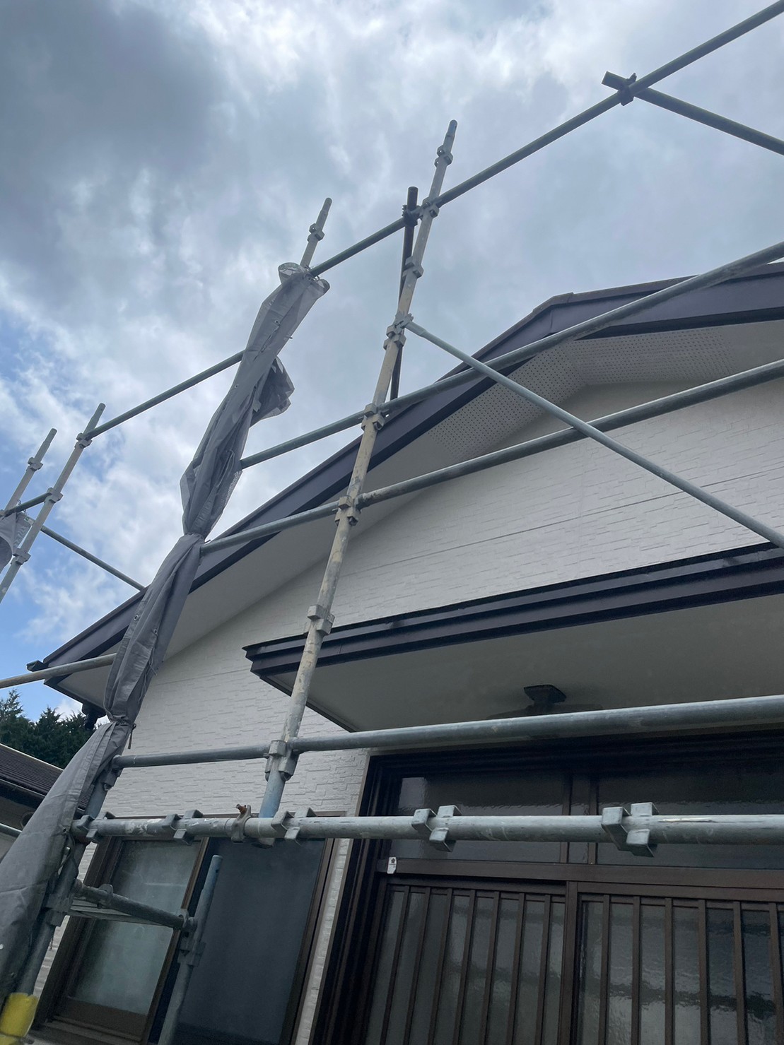 静岡県御殿場市　N様邸　外壁・破風板補修・雨樋交換工事　新規破風板板金張り