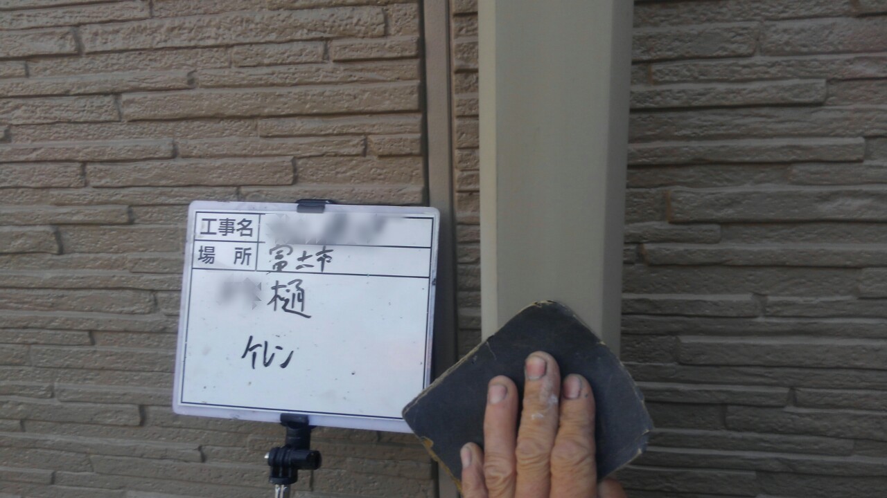 静岡県富士市　S様邸　外壁塗装工事　付帯部塗装　雨樋のケレン〜上塗り