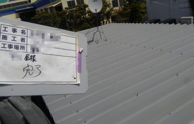 静岡県富士市　B様邸　屋根・外壁塗装工事　屋根の中塗り〜上塗り　ルーフスターSi塗布