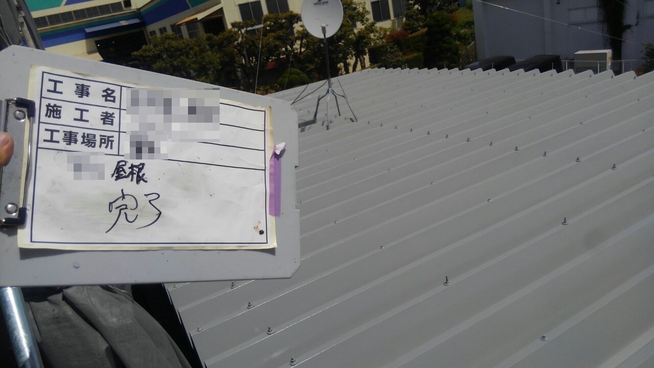 静岡県富士市　B様邸　屋根・外壁塗装工事　屋根の中塗り〜上塗り　ルーフスターSi塗布