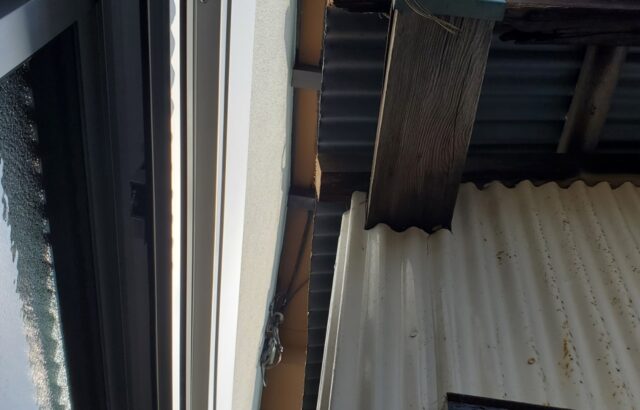 静岡県富士市　外壁塗装工事　雨樋工事　設置箇所の部分解体と吊り金具の取り付け