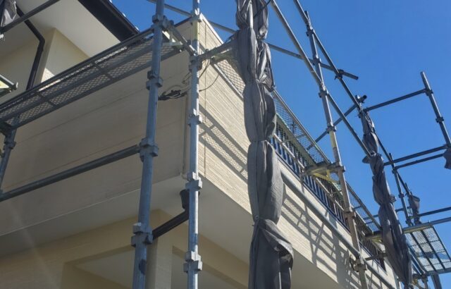 静岡県富士市【外壁塗装工事】バルコニー側外壁　サイディングの張り替え工事　足場組み立て設置