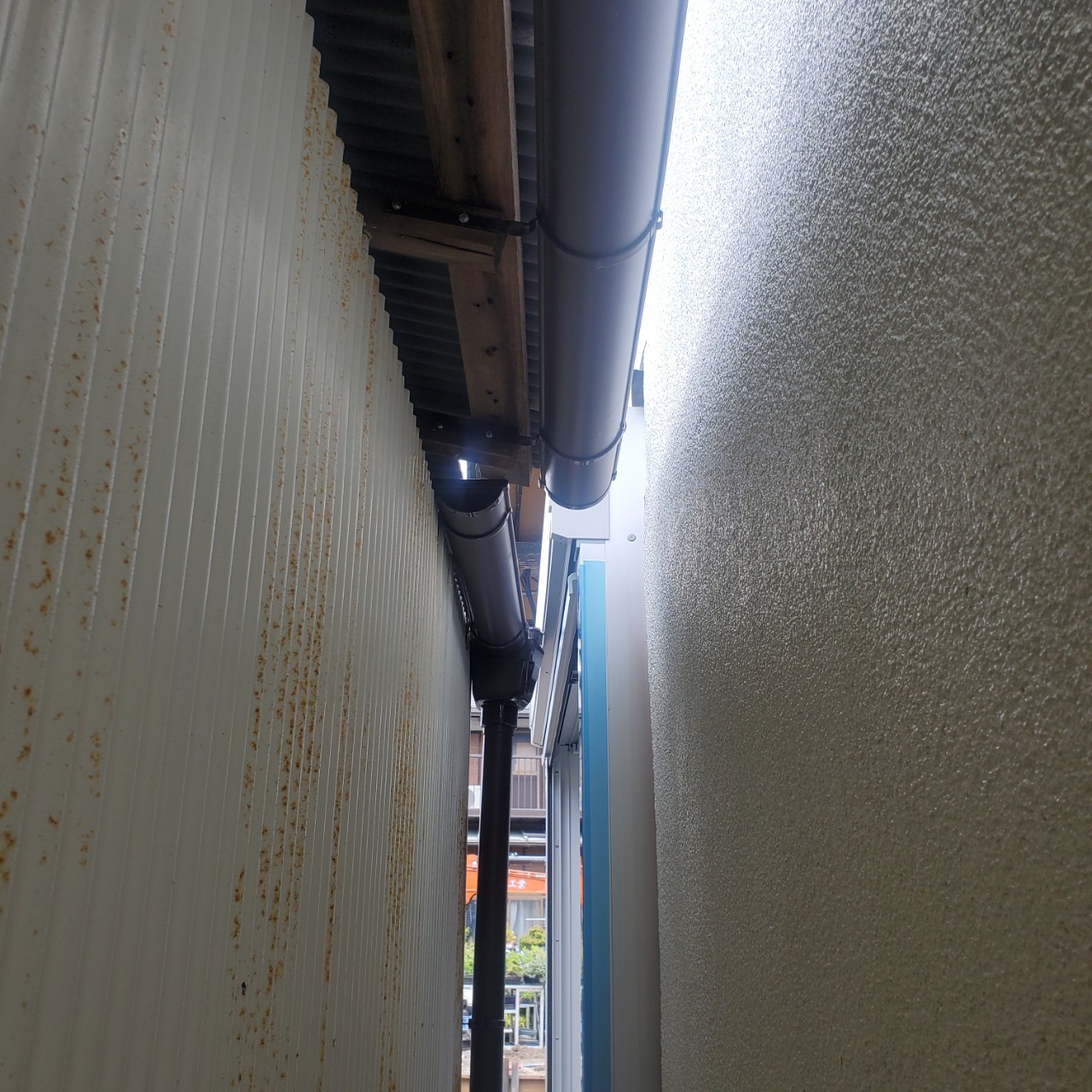 静岡県富士市　外壁塗装工事　雨樋工事　軒樋の取り付け