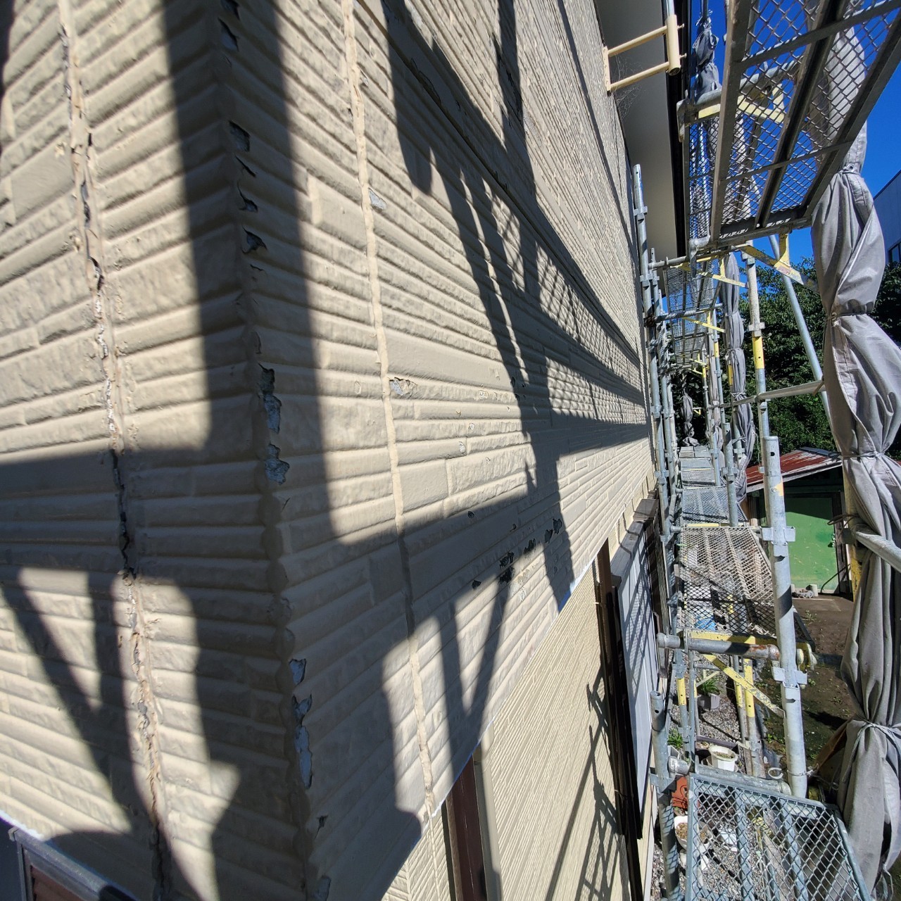 静岡県富士市【外壁塗装工事】バルコニー側外壁　サイディングの張り替え工事　足場組み立て設置