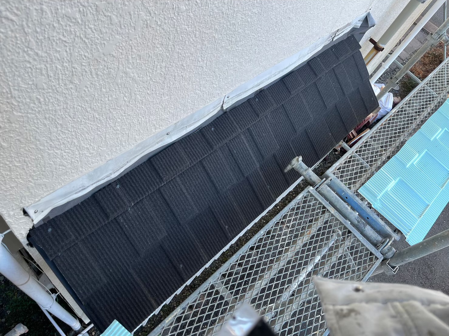 静岡県富士宮市　外壁カバー工事・屋根葺き替え工事　下屋の屋根材設置