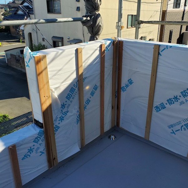 静岡県富士市【外壁塗装工事】バルコニー側外壁　サイディングの張り替え工事　胴縁取り付け　通気工法とは？
