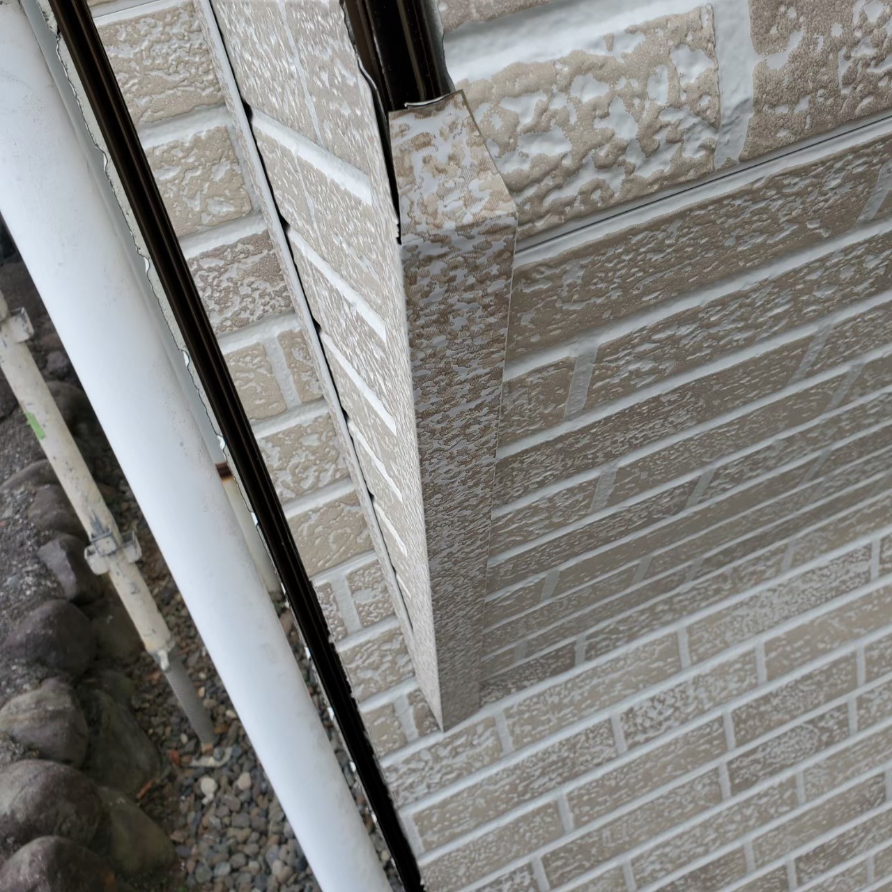 静岡県富士宮市　外壁カバー工事・屋根葺き替え工事　出窓のサイディング継ぎ目 仕上げ
