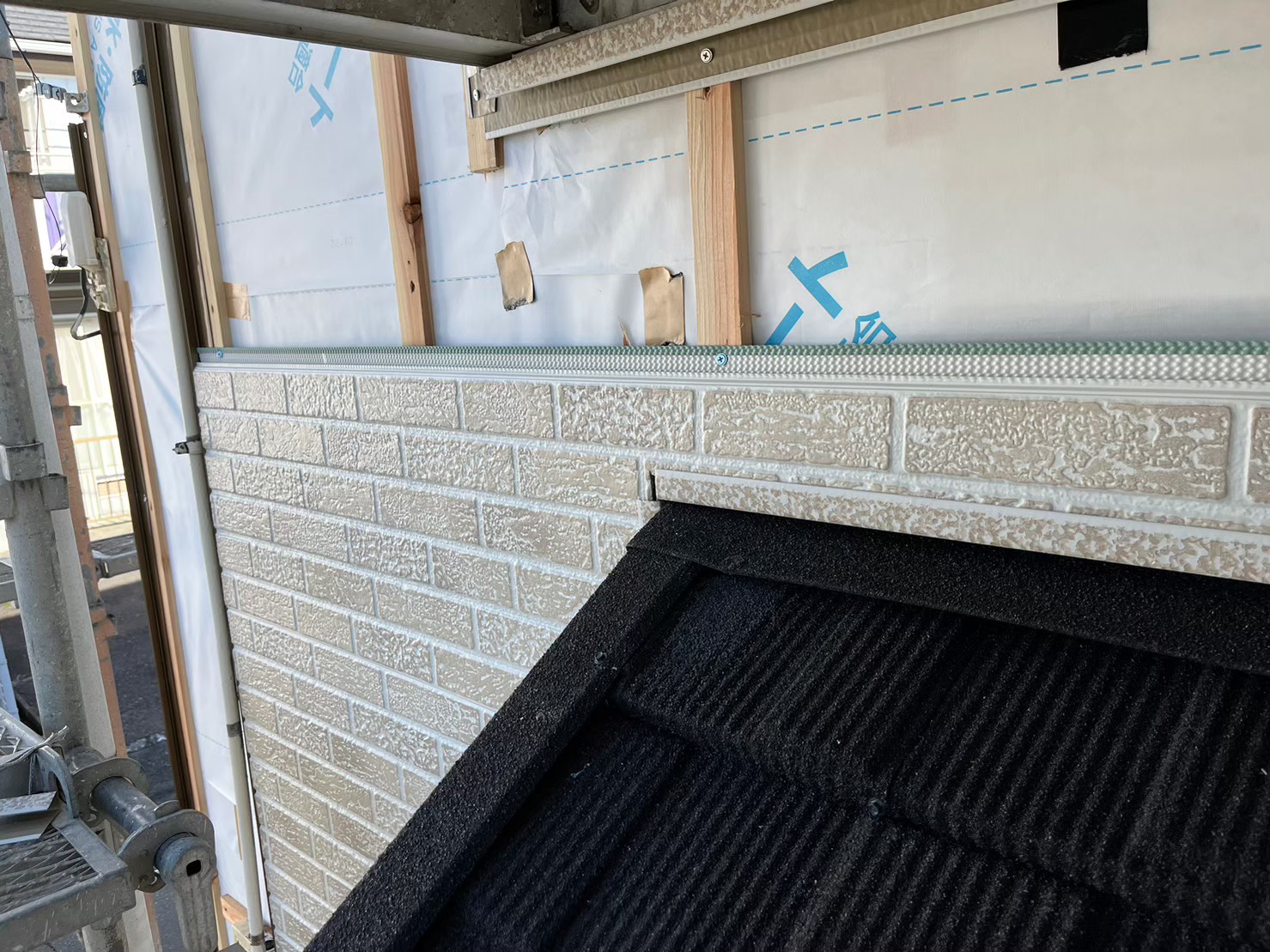 静岡県富士宮市　外壁カバー工事・屋根葺き替え工事　新規サイディング張り