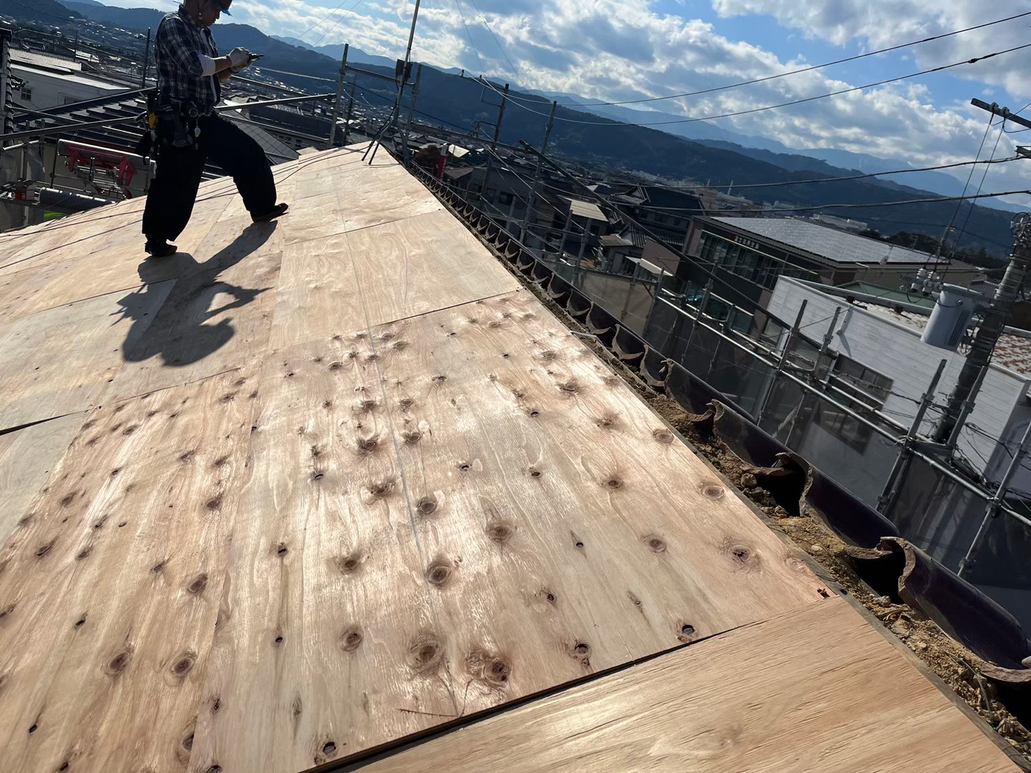 静岡県富士宮市　外壁カバー工事・屋根葺き替え工事　既存屋根解体〜野地板増し張り