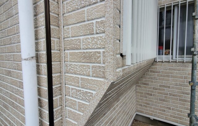 静岡県富士宮市　外壁カバー工事・屋根葺き替え工事　出窓のサイディング継ぎ目 仕上げ