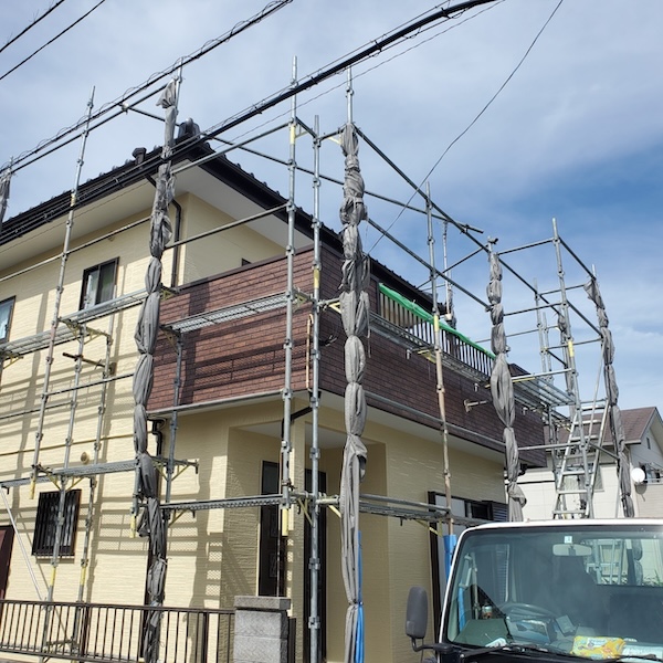 静岡県富士市【外壁塗装工事】バルコニー側外壁　サイディングの張り替え工事　軒天井見切りの納まりと施工後