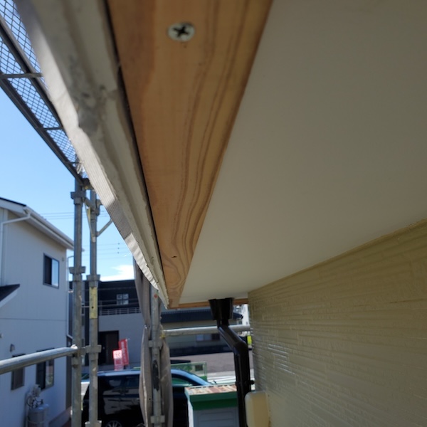 静岡県富士市【外壁塗装工事】バルコニー側外壁　サイディングの張り替え工事　軒天井見切りの納まりと施工後