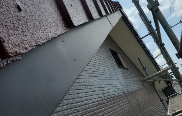 静岡県富士市　外壁塗装工事　破風板板金カバー工事　破風板の板金巻き