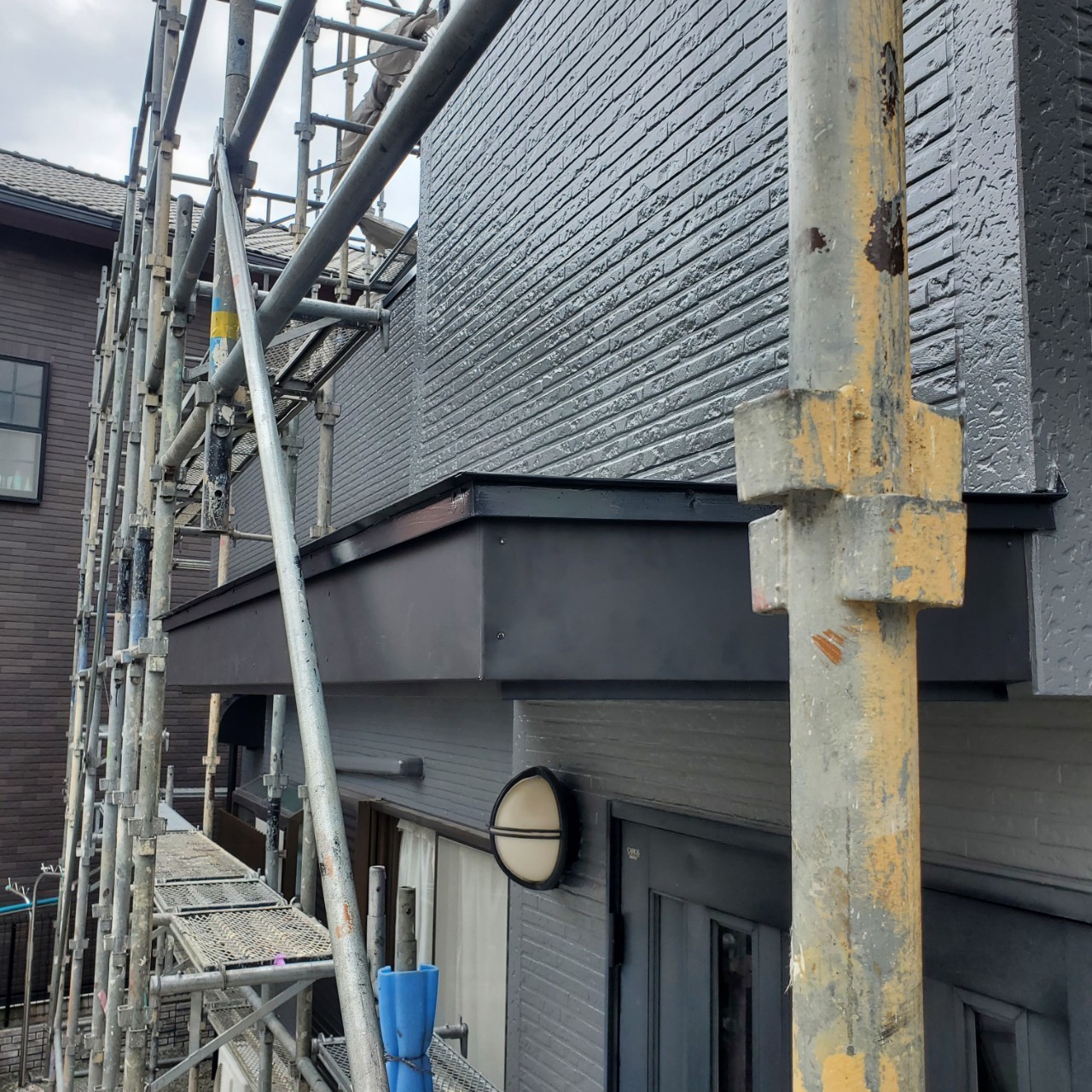 静岡県富士市　外壁塗装工事　玄関庇の板金工事