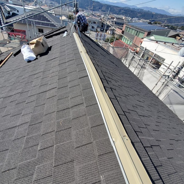 静岡県富士宮市　外壁カバー工事・屋根葺き替え工事　屋根材設置