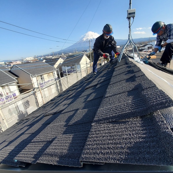 静岡県富士宮市　外壁カバー工事・屋根葺き替え工事　棟板金などの役物取り付け