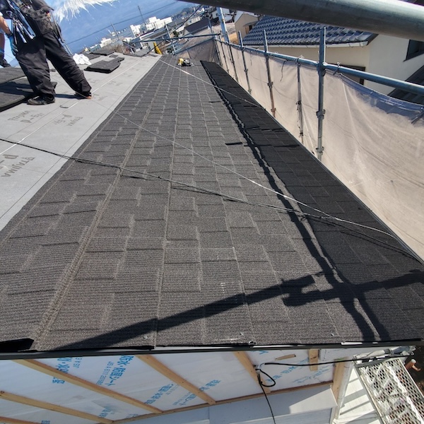 静岡県富士宮市　外壁カバー工事・屋根葺き替え工事　屋根材設置