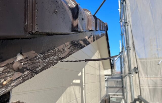 静岡県焼津市　外壁塗装工事　破風板の板金巻き工事　施工前　塗膜の剥がれ