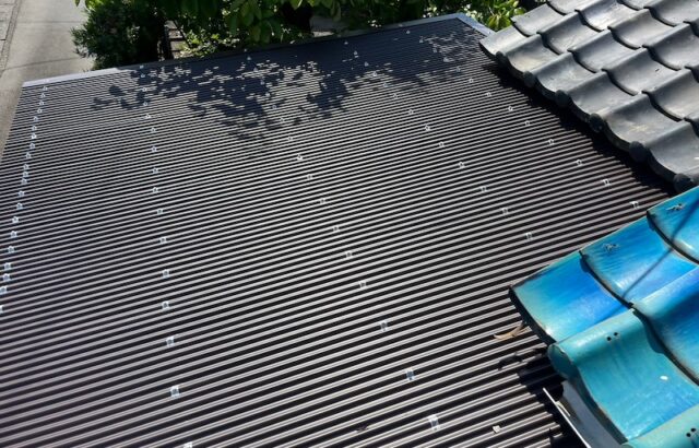 静岡県沼津市　外壁塗装・外壁カバー工事　テラス屋根の波板張り