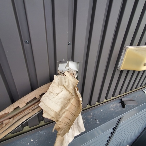 静岡県富士市　外壁カバー工事　エアコン配管の納まり
