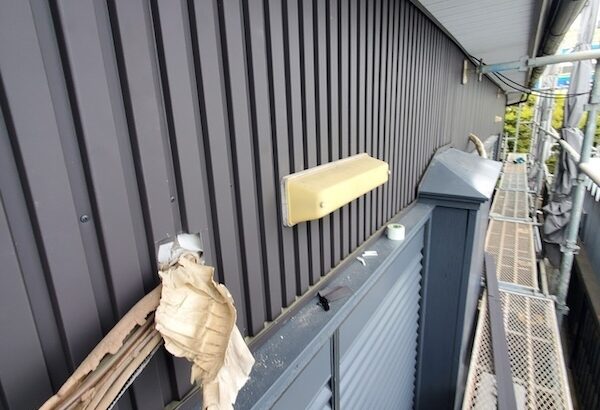 静岡県富士市　外壁カバー工事　エアコン配管とインターホンの納まり