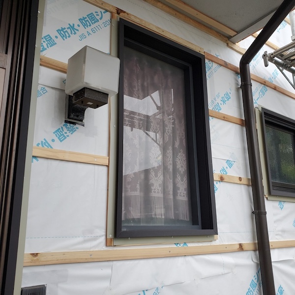 静岡県富士市　外壁カバー工事　開口部の板金処理と外壁張り