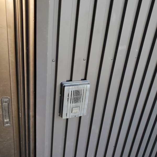 静岡県富士市　外壁カバー工事　エアコン配管とインターホンの納まり