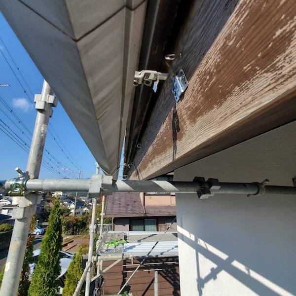 静岡県富士宮市　外壁塗装工事　破風板の板金巻き工事　施工前〜軒樋取り外し