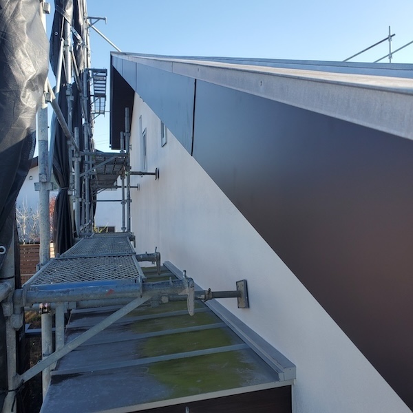 静岡県富士宮市　外壁塗装工事　破風板の板金巻き工事　新規板金張り