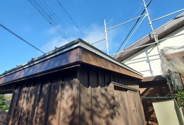 静岡県富士宮市　外壁塗装工事　車庫の破風板板金巻き工事
