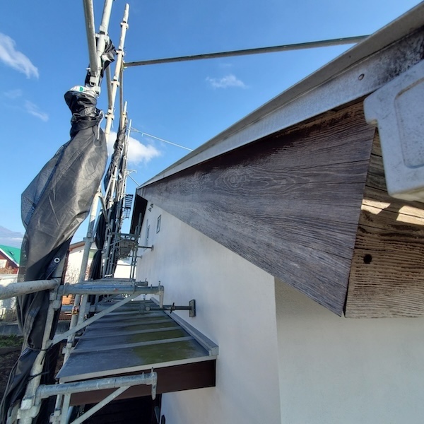 静岡県富士宮市　外壁塗装工事　破風板の板金巻き工事　施工前〜軒樋取り外し