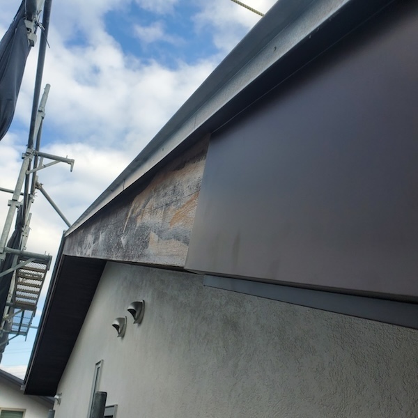 静岡県富士宮市　外壁塗装工事　破風板の板金巻き工事　新規板金張り