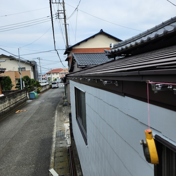 静岡県富士市　軒樋の勾配墨出し〜吊り金具（支持金具）取り付け