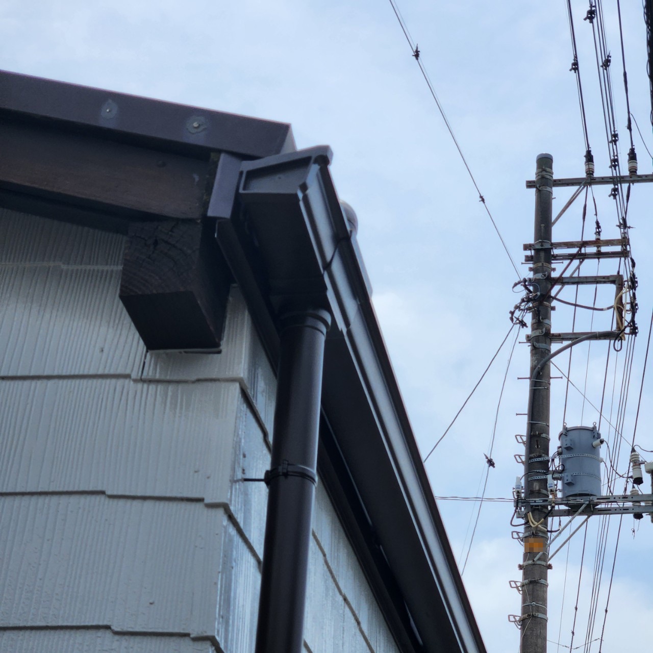 静岡県富士市　雨樋工事｜縦樋の取り付け