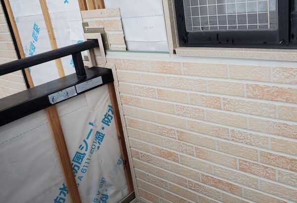 静岡県御殿場市富士見原｜外壁本体張り ベランダ笠木と外水栓の納まりをレポートの