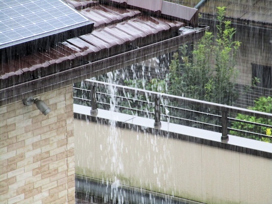 雨樋工事はいつすればいい？症状別に必要な工事やタイミングを解説