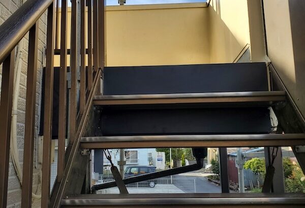 静岡県御殿場市荻原｜屋外階段上段の蹴込みに板金を張りました