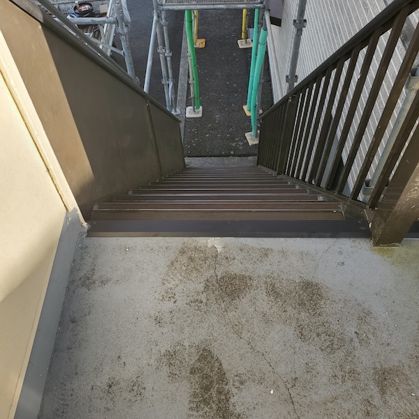 屋外階段と妻換気に見切り材を取り付けました！｜静岡県御殿場市荻原