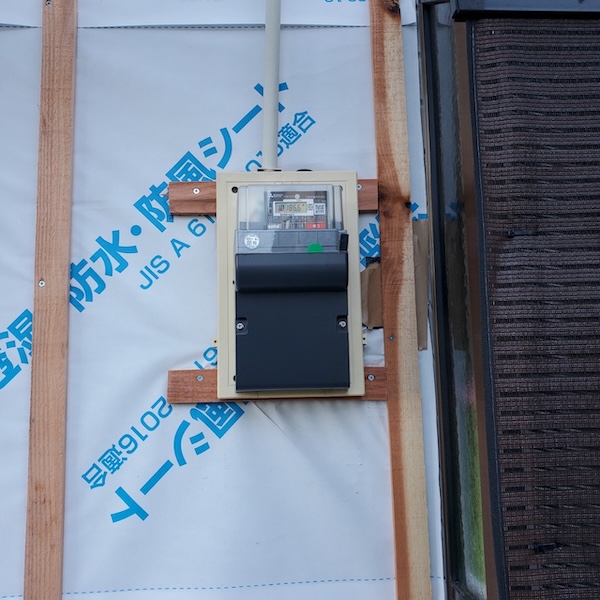 静岡県富士宮市大中里｜外壁と軒天井の取り合いの納まりと電気メーターの設置