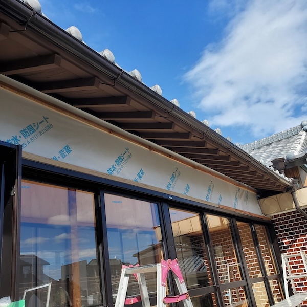既存外壁の色合いに近い角波を張りました｜静岡県榛原郡吉田町