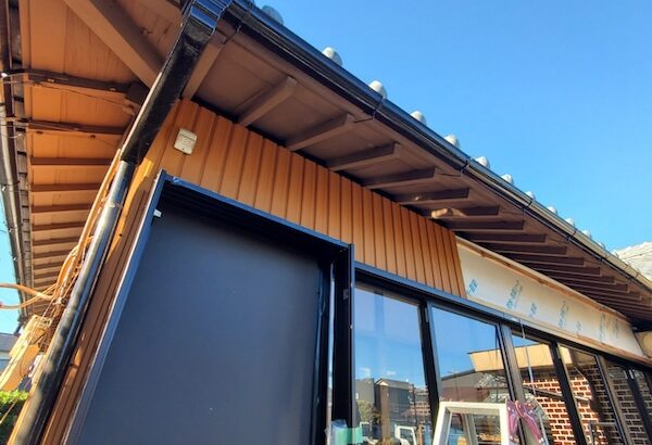 既存外壁の色合いに近い角波を張りました｜静岡県榛原郡吉田町