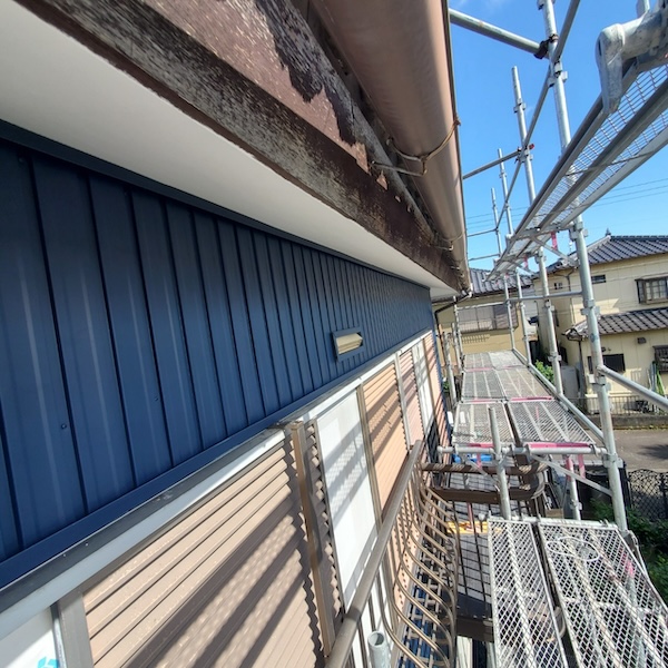 壁やその他の建築要素についての知識は少ないけれど、リフォームや家づくりで失敗したくないとお考えの方は多いでしょう。
この記事では、家の部材として欠かせない「見切り縁」についての基本的な知識を提供し、その多面的な用途と価値について解説します。
賢い選択をするための一助として、ぜひ最後までお読みください。

□見切り縁とは？その基本的な役割と種類
見切り縁は、壁の隅や素材が変わる部分に設置される細い部材です。
主に、壁の保護や隙間の埋め合わせなどの役割を果たします。
特に、素材が異なる部分が接する場合、見切り縁がその接点を美しく仕上げる役割を担っています。

見切り縁は見切り材の1つであり、壁に使われるものだけでなく、他にも様々な種類が存在します。
異なる素材の仕上げの取り合い部分を「見切り」と呼び、ここの入れる化粧部材全般が「見切り材」のため、幅が広いです。

例えば、見切り縁の1種である回り縁（廻り縁）は天井と壁が接する部分に設けられます。
回り縁は、和室で使われることが多い見切り縁です。
近年では、和室が減少し洋室が増えているため、回り縁を設けないケースも多くなっています。

しかし、それでも見切り縁の重要性は変わらず、特に素材が異なる場合にはその価値が高まっています。

□見切り縁の実用性とは？種類についてもご紹介！
では、見切り縁には具体的にどのような実用性があるのでしょうか。

見切り縁は、壁と床、天井との接点で特にその価値を発揮します。
異なる素材の接点は、仕上げの終わりや複数の仕上げが交差する部分であり、見切り縁がその美観と機能性を高めます。
具体的には、隙間を埋めることで損傷や汚れを防ぎ、デザイン性を整えるために欠かせません。

＊壁と床の間に設置される見切り縁
壁に設置される見切り縁としては、回り縁以外にも壁見切り材があります。
回り縁や壁見切り材は、壁の保護やデザイン面を維持するために重要です。

＊床と壁の間に設置される見切り縁
床と壁の間に設置される見切り縁としては、床見切り材や幅木が挙げられます。
床見切り材や幅木は、床の保護や美観を高めるために不可欠な要素です。
同様の役目を果たす部材として、雑巾ずりもあります。

＊畳と壁の間に設置される見切り縁
畳と壁の間には、畳寄せとよばれる見切り縁が必要です。
畳寄せは、畳と壁の間に生じる隙間を埋めるために欠かせません。

□まとめ
今回は、「見切り縁」について基本的な知識と実用性に焦点を当ててご紹介しました。
見切り縁は、異なる素材の接点に設置される部材で、機能性やデザイン性を高めるためには欠かせないパーツです。
ぜひ、家づくりやリフォームの際には、重要な役割を果たす「見切り縁」について着目してみてくださいね。