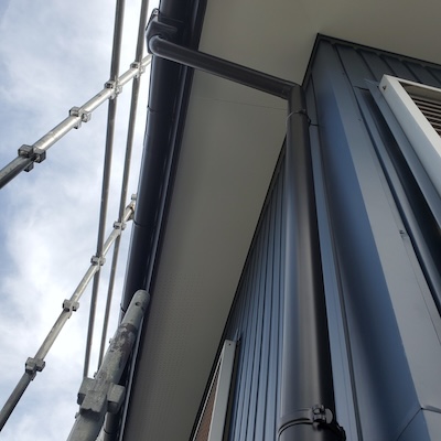 壁やその他の建築要素についての知識は少ないけれど、リフォームや家づくりで失敗したくないとお考えの方は多いでしょう。
この記事では、家の部材として欠かせない「見切り縁」についての基本的な知識を提供し、その多面的な用途と価値について解説します。
賢い選択をするための一助として、ぜひ最後までお読みください。

□見切り縁とは？その基本的な役割と種類
見切り縁は、壁の隅や素材が変わる部分に設置される細い部材です。
主に、壁の保護や隙間の埋め合わせなどの役割を果たします。
特に、素材が異なる部分が接する場合、見切り縁がその接点を美しく仕上げる役割を担っています。

見切り縁は見切り材の1つであり、壁に使われるものだけでなく、他にも様々な種類が存在します。
異なる素材の仕上げの取り合い部分を「見切り」と呼び、ここの入れる化粧部材全般が「見切り材」のため、幅が広いです。

例えば、見切り縁の1種である回り縁（廻り縁）は天井と壁が接する部分に設けられます。
回り縁は、和室で使われることが多い見切り縁です。
近年では、和室が減少し洋室が増えているため、回り縁を設けないケースも多くなっています。

しかし、それでも見切り縁の重要性は変わらず、特に素材が異なる場合にはその価値が高まっています。

□見切り縁の実用性とは？種類についてもご紹介！
では、見切り縁には具体的にどのような実用性があるのでしょうか。

見切り縁は、壁と床、天井との接点で特にその価値を発揮します。
異なる素材の接点は、仕上げの終わりや複数の仕上げが交差する部分であり、見切り縁がその美観と機能性を高めます。
具体的には、隙間を埋めることで損傷や汚れを防ぎ、デザイン性を整えるために欠かせません。

＊壁と床の間に設置される見切り縁
壁に設置される見切り縁としては、回り縁以外にも壁見切り材があります。
回り縁や壁見切り材は、壁の保護やデザイン面を維持するために重要です。

＊床と壁の間に設置される見切り縁
床と壁の間に設置される見切り縁としては、床見切り材や幅木が挙げられます。
床見切り材や幅木は、床の保護や美観を高めるために不可欠な要素です。
同様の役目を果たす部材として、雑巾ずりもあります。

＊畳と壁の間に設置される見切り縁
畳と壁の間には、畳寄せとよばれる見切り縁が必要です。
畳寄せは、畳と壁の間に生じる隙間を埋めるために欠かせません。

□まとめ
今回は、「見切り縁」について基本的な知識と実用性に焦点を当ててご紹介しました。
見切り縁は、異なる素材の接点に設置される部材で、機能性やデザイン性を高めるためには欠かせないパーツです。
ぜひ、家づくりやリフォームの際には、重要な役割を果たす「見切り縁」について着目してみてくださいね。