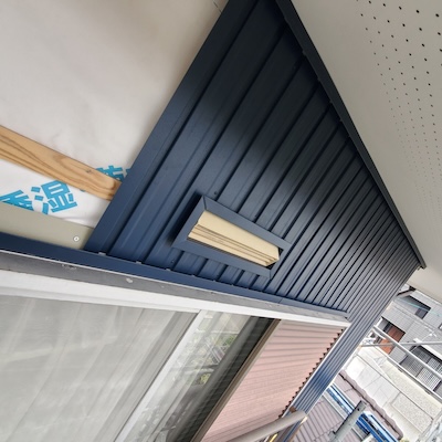 壁やその他の建築要素についての知識は少ないけれど、リフォームや家づくりで失敗したくないとお考えの方は多いでしょう。
この記事では、家の部材として欠かせない「見切り縁」についての基本的な知識を提供し、その多面的な用途と価値について解説します。
賢い選択をするための一助として、ぜひ最後までお読みください。

□見切り縁とは？その基本的な役割と種類
見切り縁は、壁の隅や素材が変わる部分に設置される細い部材です。
主に、壁の保護や隙間の埋め合わせなどの役割を果たします。
特に、素材が異なる部分が接する場合、見切り縁がその接点を美しく仕上げる役割を担っています。

見切り縁は見切り材の1つであり、壁に使われるものだけでなく、他にも様々な種類が存在します。
異なる素材の仕上げの取り合い部分を「見切り」と呼び、ここの入れる化粧部材全般が「見切り材」のため、幅が広いです。

例えば、見切り縁の1種である回り縁（廻り縁）は天井と壁が接する部分に設けられます。
回り縁は、和室で使われることが多い見切り縁です。
近年では、和室が減少し洋室が増えているため、回り縁を設けないケースも多くなっています。

しかし、それでも見切り縁の重要性は変わらず、特に素材が異なる場合にはその価値が高まっています。

□見切り縁の実用性とは？種類についてもご紹介！
では、見切り縁には具体的にどのような実用性があるのでしょうか。

見切り縁は、壁と床、天井との接点で特にその価値を発揮します。
異なる素材の接点は、仕上げの終わりや複数の仕上げが交差する部分であり、見切り縁がその美観と機能性を高めます。
具体的には、隙間を埋めることで損傷や汚れを防ぎ、デザイン性を整えるために欠かせません。

＊壁と床の間に設置される見切り縁
壁に設置される見切り縁としては、回り縁以外にも壁見切り材があります。
回り縁や壁見切り材は、壁の保護やデザイン面を維持するために重要です。

＊床と壁の間に設置される見切り縁
床と壁の間に設置される見切り縁としては、床見切り材や幅木が挙げられます。
床見切り材や幅木は、床の保護や美観を高めるために不可欠な要素です。
同様の役目を果たす部材として、雑巾ずりもあります。

＊畳と壁の間に設置される見切り縁
畳と壁の間には、畳寄せとよばれる見切り縁が必要です。
畳寄せは、畳と壁の間に生じる隙間を埋めるために欠かせません。

□まとめ
今回は、「見切り縁」について基本的な知識と実用性に焦点を当ててご紹介しました。
見切り縁は、異なる素材の接点に設置される部材で、機能性やデザイン性を高めるためには欠かせないパーツです。
ぜひ、家づくりやリフォームの際には、重要な役割を果たす「見切り縁」について着目してみてくださいね。