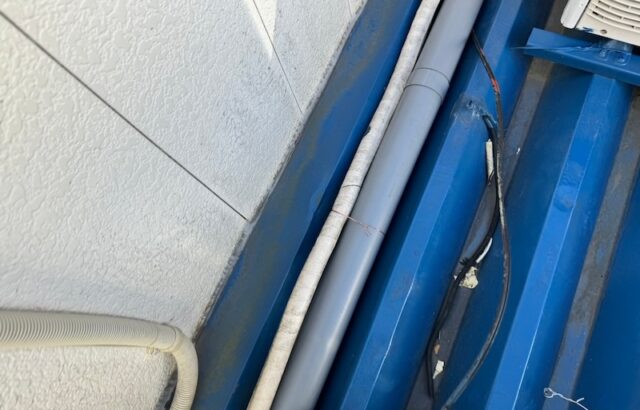 エアコン配管と雨樋を銅線で固定しました｜静岡県静岡市葵区