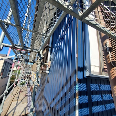 壁やその他の建築要素についての知識は少ないけれど、リフォームや家づくりで失敗したくないとお考えの方は多いでしょう。
この記事では、家の部材として欠かせない「見切り縁」についての基本的な知識を提供し、その多面的な用途と価値について解説します。
賢い選択をするための一助として、ぜひ最後までお読みください。

□見切り縁とは？その基本的な役割と種類
見切り縁は、壁の隅や素材が変わる部分に設置される細い部材です。
主に、壁の保護や隙間の埋め合わせなどの役割を果たします。
特に、素材が異なる部分が接する場合、見切り縁がその接点を美しく仕上げる役割を担っています。

見切り縁は見切り材の1つであり、壁に使われるものだけでなく、他にも様々な種類が存在します。
異なる素材の仕上げの取り合い部分を「見切り」と呼び、ここの入れる化粧部材全般が「見切り材」のため、幅が広いです。

例えば、見切り縁の1種である回り縁（廻り縁）は天井と壁が接する部分に設けられます。
回り縁は、和室で使われることが多い見切り縁です。
近年では、和室が減少し洋室が増えているため、回り縁を設けないケースも多くなっています。

しかし、それでも見切り縁の重要性は変わらず、特に素材が異なる場合にはその価値が高まっています。

□見切り縁の実用性とは？種類についてもご紹介！
では、見切り縁には具体的にどのような実用性があるのでしょうか。

見切り縁は、壁と床、天井との接点で特にその価値を発揮します。
異なる素材の接点は、仕上げの終わりや複数の仕上げが交差する部分であり、見切り縁がその美観と機能性を高めます。
具体的には、隙間を埋めることで損傷や汚れを防ぎ、デザイン性を整えるために欠かせません。

＊壁と床の間に設置される見切り縁
壁に設置される見切り縁としては、回り縁以外にも壁見切り材があります。
回り縁や壁見切り材は、壁の保護やデザイン面を維持するために重要です。

＊床と壁の間に設置される見切り縁
床と壁の間に設置される見切り縁としては、床見切り材や幅木が挙げられます。
床見切り材や幅木は、床の保護や美観を高めるために不可欠な要素です。
同様の役目を果たす部材として、雑巾ずりもあります。

＊畳と壁の間に設置される見切り縁
畳と壁の間には、畳寄せとよばれる見切り縁が必要です。
畳寄せは、畳と壁の間に生じる隙間を埋めるために欠かせません。

□まとめ
今回は、「見切り縁」について基本的な知識と実用性に焦点を当ててご紹介しました。
見切り縁は、異なる素材の接点に設置される部材で、機能性やデザイン性を高めるためには欠かせないパーツです。
ぜひ、家づくりやリフォームの際には、重要な役割を果たす「見切り縁」について着目してみてくださいね。