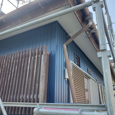 壁やその他の建築要素についての知識は少ないけれど、リフォームや家づくりで失敗したくないとお考えの方は多いでしょう。
この記事では、家の部材として欠かせない「見切り縁」についての基本的な知識を提供し、その多面的な用途と価値について解説します。
賢い選択をするための一助として、ぜひ最後までお読みください。

□見切り縁とは？その基本的な役割と種類
見切り縁は、壁の隅や素材が変わる部分に設置される細い部材です。
主に、壁の保護や隙間の埋め合わせなどの役割を果たします。
特に、素材が異なる部分が接する場合、見切り縁がその接点を美しく仕上げる役割を担っています。

見切り縁は見切り材の1つであり、壁に使われるものだけでなく、他にも様々な種類が存在します。
異なる素材の仕上げの取り合い部分を「見切り」と呼び、ここの入れる化粧部材全般が「見切り材」のため、幅が広いです。

例えば、見切り縁の1種である回り縁（廻り縁）は天井と壁が接する部分に設けられます。
回り縁は、和室で使われることが多い見切り縁です。
近年では、和室が減少し洋室が増えているため、回り縁を設けないケースも多くなっています。

しかし、それでも見切り縁の重要性は変わらず、特に素材が異なる場合にはその価値が高まっています。

□見切り縁の実用性とは？種類についてもご紹介！
では、見切り縁には具体的にどのような実用性があるのでしょうか。

見切り縁は、壁と床、天井との接点で特にその価値を発揮します。
異なる素材の接点は、仕上げの終わりや複数の仕上げが交差する部分であり、見切り縁がその美観と機能性を高めます。
具体的には、隙間を埋めることで損傷や汚れを防ぎ、デザイン性を整えるために欠かせません。

＊壁と床の間に設置される見切り縁
壁に設置される見切り縁としては、回り縁以外にも壁見切り材があります。
回り縁や壁見切り材は、壁の保護やデザイン面を維持するために重要です。

＊床と壁の間に設置される見切り縁
床と壁の間に設置される見切り縁としては、床見切り材や幅木が挙げられます。
床見切り材や幅木は、床の保護や美観を高めるために不可欠な要素です。
同様の役目を果たす部材として、雑巾ずりもあります。

＊畳と壁の間に設置される見切り縁
畳と壁の間には、畳寄せとよばれる見切り縁が必要です。
畳寄せは、畳と壁の間に生じる隙間を埋めるために欠かせません。

□まとめ
今回は、「見切り縁」について基本的な知識と実用性に焦点を当ててご紹介しました。
見切り縁は、異なる素材の接点に設置される部材で、機能性やデザイン性を高めるためには欠かせないパーツです。
ぜひ、家づくりやリフォームの際には、重要な役割を果たす「見切り縁」について着目してみてくださいね。