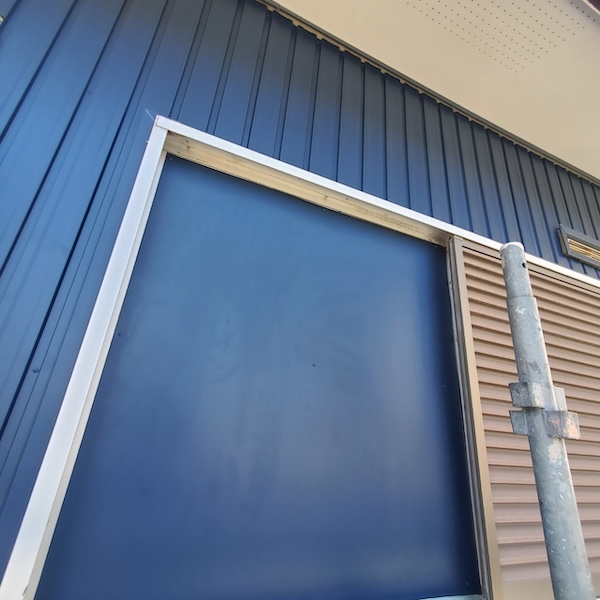 壁やその他の建築要素についての知識は少ないけれど、リフォームや家づくりで失敗したくないとお考えの方は多いでしょう。
この記事では、家の部材として欠かせない「見切り縁」についての基本的な知識を提供し、その多面的な用途と価値について解説します。
賢い選択をするための一助として、ぜひ最後までお読みください。

□見切り縁とは？その基本的な役割と種類
見切り縁は、壁の隅や素材が変わる部分に設置される細い部材です。
主に、壁の保護や隙間の埋め合わせなどの役割を果たします。
特に、素材が異なる部分が接する場合、見切り縁がその接点を美しく仕上げる役割を担っています。

見切り縁は見切り材の1つであり、壁に使われるものだけでなく、他にも様々な種類が存在します。
異なる素材の仕上げの取り合い部分を「見切り」と呼び、ここの入れる化粧部材全般が「見切り材」のため、幅が広いです。

例えば、見切り縁の1種である回り縁（廻り縁）は天井と壁が接する部分に設けられます。
回り縁は、和室で使われることが多い見切り縁です。
近年では、和室が減少し洋室が増えているため、回り縁を設けないケースも多くなっています。

しかし、それでも見切り縁の重要性は変わらず、特に素材が異なる場合にはその価値が高まっています。

□見切り縁の実用性とは？種類についてもご紹介！
では、見切り縁には具体的にどのような実用性があるのでしょうか。

見切り縁は、壁と床、天井との接点で特にその価値を発揮します。
異なる素材の接点は、仕上げの終わりや複数の仕上げが交差する部分であり、見切り縁がその美観と機能性を高めます。
具体的には、隙間を埋めることで損傷や汚れを防ぎ、デザイン性を整えるために欠かせません。

＊壁と床の間に設置される見切り縁
壁に設置される見切り縁としては、回り縁以外にも壁見切り材があります。
回り縁や壁見切り材は、壁の保護やデザイン面を維持するために重要です。

＊床と壁の間に設置される見切り縁
床と壁の間に設置される見切り縁としては、床見切り材や幅木が挙げられます。
床見切り材や幅木は、床の保護や美観を高めるために不可欠な要素です。
同様の役目を果たす部材として、雑巾ずりもあります。

＊畳と壁の間に設置される見切り縁
畳と壁の間には、畳寄せとよばれる見切り縁が必要です。
畳寄せは、畳と壁の間に生じる隙間を埋めるために欠かせません。

□まとめ
今回は、「見切り縁」について基本的な知識と実用性に焦点を当ててご紹介しました。
見切り縁は、異なる素材の接点に設置される部材で、機能性やデザイン性を高めるためには欠かせないパーツです。
ぜひ、家づくりやリフォームの際には、重要な役割を果たす「見切り縁」について着目してみてくださいね。