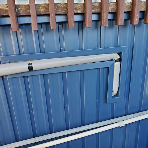 壁やその他の建築要素についての知識は少ないけれど、リフォームや家づくりで失敗したくないとお考えの方は多いでしょう。
この記事では、家の部材として欠かせない「見切り縁」についての基本的な知識を提供し、その多面的な用途と価値について解説します。
賢い選択をするための一助として、ぜひ最後までお読みください。

□見切り縁とは？その基本的な役割と種類
見切り縁は、壁の隅や素材が変わる部分に設置される細い部材です。
主に、壁の保護や隙間の埋め合わせなどの役割を果たします。
特に、素材が異なる部分が接する場合、見切り縁がその接点を美しく仕上げる役割を担っています。

見切り縁は見切り材の1つであり、壁に使われるものだけでなく、他にも様々な種類が存在します。
異なる素材の仕上げの取り合い部分を「見切り」と呼び、ここの入れる化粧部材全般が「見切り材」のため、幅が広いです。

例えば、見切り縁の1種である回り縁（廻り縁）は天井と壁が接する部分に設けられます。
回り縁は、和室で使われることが多い見切り縁です。
近年では、和室が減少し洋室が増えているため、回り縁を設けないケースも多くなっています。

しかし、それでも見切り縁の重要性は変わらず、特に素材が異なる場合にはその価値が高まっています。

□見切り縁の実用性とは？種類についてもご紹介！
では、見切り縁には具体的にどのような実用性があるのでしょうか。

見切り縁は、壁と床、天井との接点で特にその価値を発揮します。
異なる素材の接点は、仕上げの終わりや複数の仕上げが交差する部分であり、見切り縁がその美観と機能性を高めます。
具体的には、隙間を埋めることで損傷や汚れを防ぎ、デザイン性を整えるために欠かせません。

＊壁と床の間に設置される見切り縁
壁に設置される見切り縁としては、回り縁以外にも壁見切り材があります。
回り縁や壁見切り材は、壁の保護やデザイン面を維持するために重要です。

＊床と壁の間に設置される見切り縁
床と壁の間に設置される見切り縁としては、床見切り材や幅木が挙げられます。
床見切り材や幅木は、床の保護や美観を高めるために不可欠な要素です。
同様の役目を果たす部材として、雑巾ずりもあります。

＊畳と壁の間に設置される見切り縁
畳と壁の間には、畳寄せとよばれる見切り縁が必要です。
畳寄せは、畳と壁の間に生じる隙間を埋めるために欠かせません。

□まとめ
今回は、「見切り縁」について基本的な知識と実用性に焦点を当ててご紹介しました。
見切り縁は、異なる素材の接点に設置される部材で、機能性やデザイン性を高めるためには欠かせないパーツです。
ぜひ、家づくりやリフォームの際には、重要な役割を果たす「見切り縁」について着目してみてくださいね。